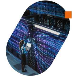 Tecnica lavora su server in data center con flussi di dati digitali, rappresentazione di cloud e infrastrutture IT.